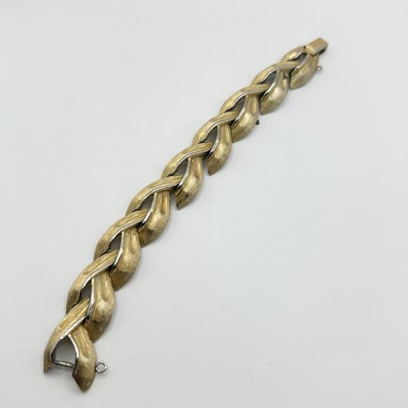 Vintage Crown Trifari Leaf Link Bracelet Brushed Gold Tone Retro Casual - Picture 1 of 9